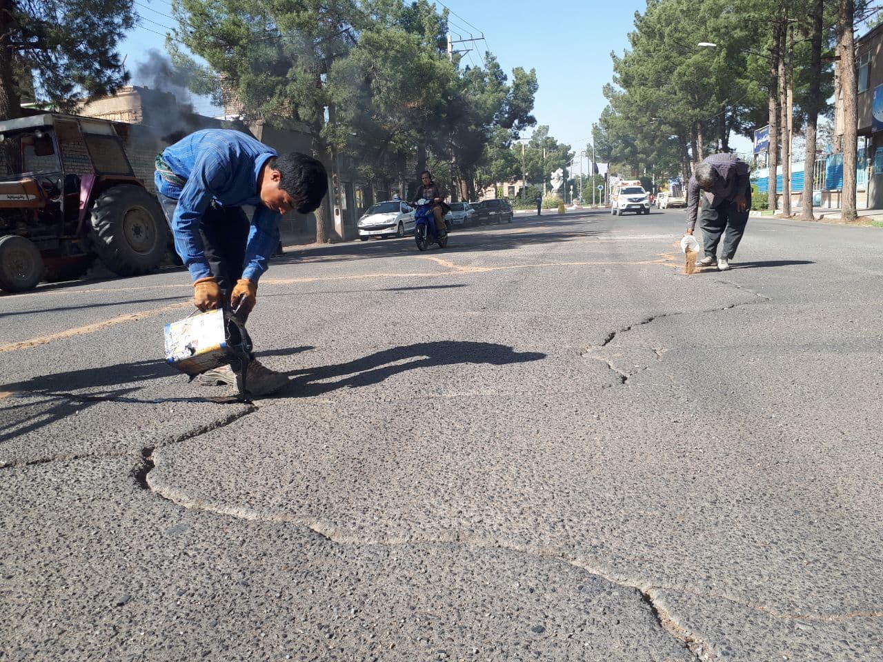 اجرای عملیات مرمت و درزگیری آسفالت خیابان‌های اصلی شهر فیض آباد